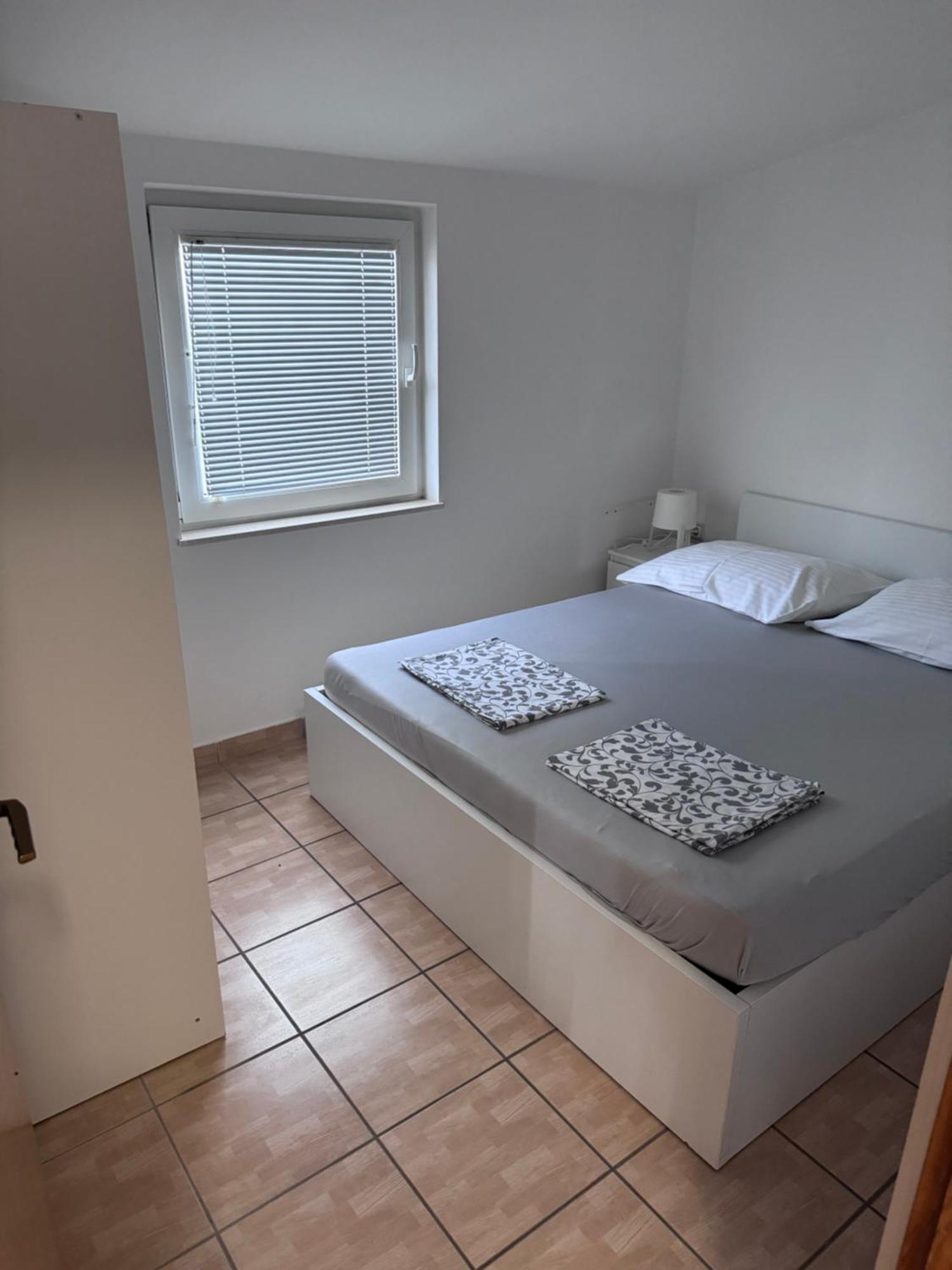 Apartmani Bruno Vrsi Exterior foto